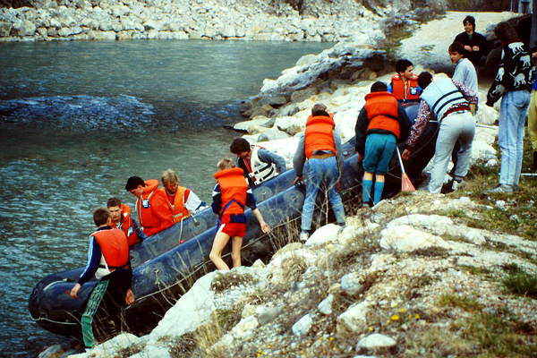 Das Rafting-Boot wog schon so einiges und alle mußten anpacken um es ins Wasser zu bekommen.