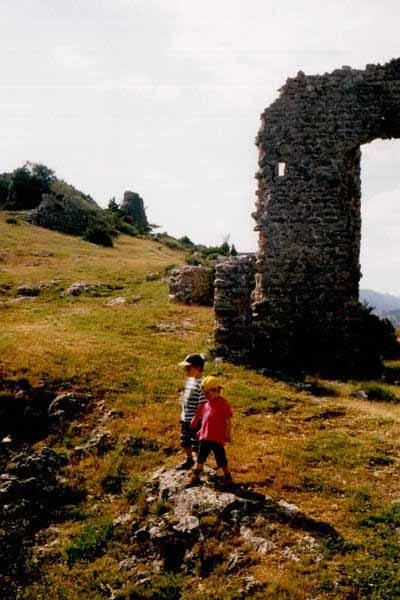 Die Ruinen von Chateauneuf. Gerade für Kids gibt es viel zu entdecken.