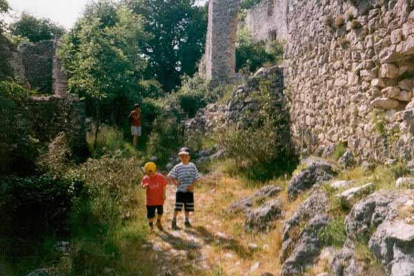 Die Ruinen von Chateauneuf. Gerade für Kids gibt es viel zu entdecken.