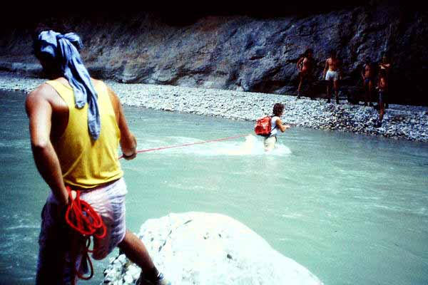 Hier noch einmal die Furt 1 auf dem Wasserwanderung im Verdon. Dieses Mal im Sommer. Ein ca. 20 Meter langes Seil ist immer ratsam, denn es gibt einige Stellen, wo es ohne Seil fast nicht geht.