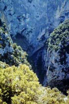 Dieser Einblick in den Gorges du Verdon vermittelt die Tiefe und Enge des Canyons an einigen Stellen.