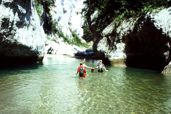 auf der Kiesbank durch das Wasser