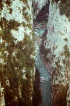 Schn zu sehen, wie eng die Felswnde sich gegenber stehen und wie schmal der Weg unten in der Schlucht zwischen den Felswnden sich entlangschlngelt, bzw. einem nur der Weg durchs Wasser brig bleibt.