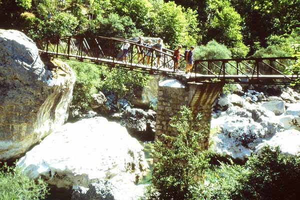 Nach ca. 30-45 Minuten des Abstiegs von La Maline erreicht man eine Wegkreuzung. Links geht es zum Point Sublime (flussaufwrts), rechts fhrt der Weg flussabwrts in Richtung Imbut. Nach einigen Minuten erreicht man diese alte Brcke ber die der Wanderweg zum Imbut fhrt.