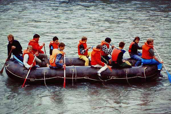 Mit mindestens 5-6 Personen ließ sich das Raftingboot steuern. In ruhigen Gewässern konnte das 5.5 Meter lange Boot fast 20 Personen fassen. Für eine Raftingtour sollten es jedoch nicht über 10-12 Personen sein.