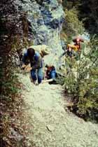 An der Baume aux Chiens bzw. Baume aux Hirondelles fhrt der Weg wieder in Kehren steil nach oben.